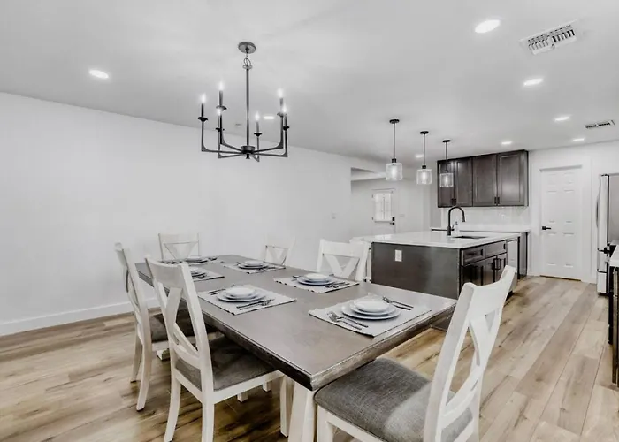 Holiday home 4br Basecamp, Mins To Cubs Spring Training